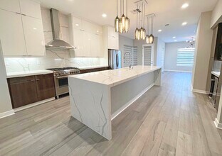 38 Ebb Tide Cir in Newport Beach, CA - Foto de edificio - Building Photo