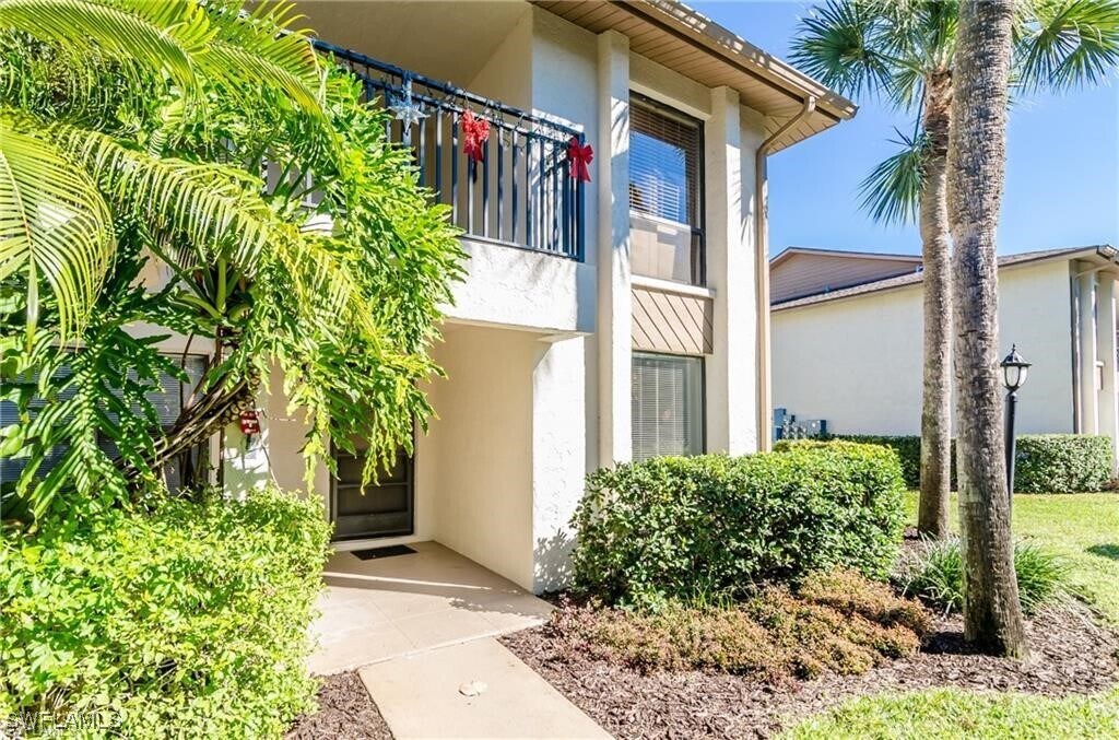 1220 Commonwealth Cir in Naples, FL - Building Photo