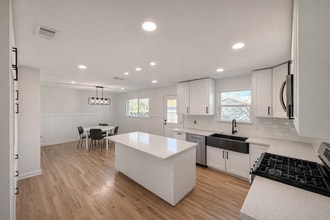 1009 Noble Ave in Carrollton, TX - Building Photo - Building Photo