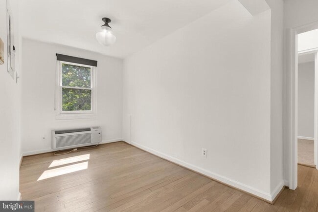 4818 Chevy Chase Dr in Chevy Chase, MD - Building Photo - Building Photo
