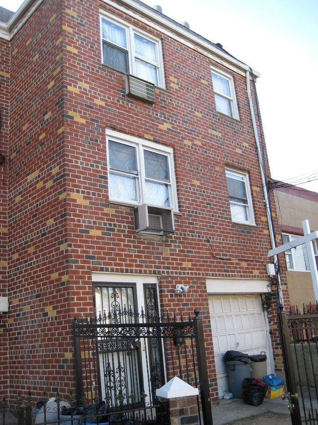 103-22 Martense Ave in Flushing, NY - Foto de edificio - Building Photo