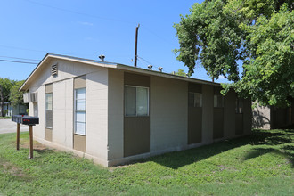 Covina Plaza in San Antonio, TX - Building Photo - Building Photo