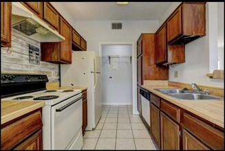 8325 Sands Point Dr in Houston, TX - Building Photo - Building Photo