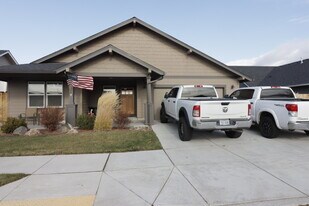 413 NE Nickernut Ln in Redmond, OR - Building Photo