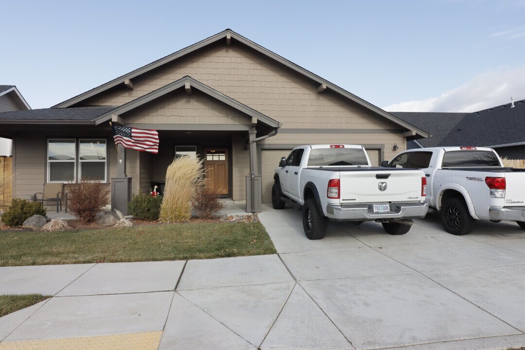 413 NE Nickernut Ln in Redmond, OR - Building Photo