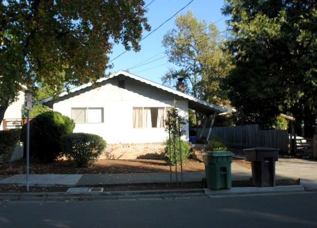 736 Beaver St in Santa Rosa, CA - Foto de edificio - Building Photo