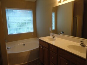 5306 Weeping Cherry Dr in Browns Summit, NC - Foto de edificio - Building Photo