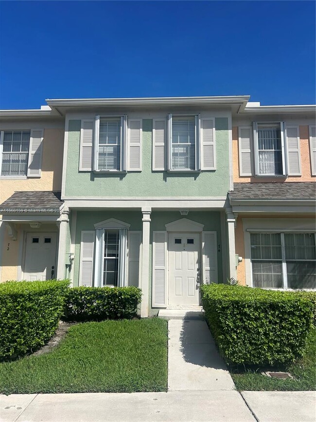 74 Simonton Cir in Weston, FL - Foto de edificio - Building Photo