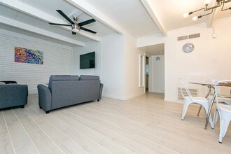 2232 Bellefontaine in Houston, TX - Building Photo - Building Photo