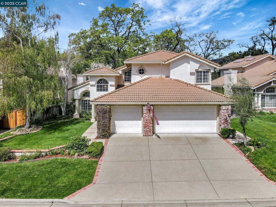 668 Sun Tree Ct in Danville, CA - Foto de edificio