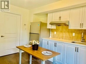 2123 Royal Gala Cir in Mississauga, ON - Building Photo - Building Photo