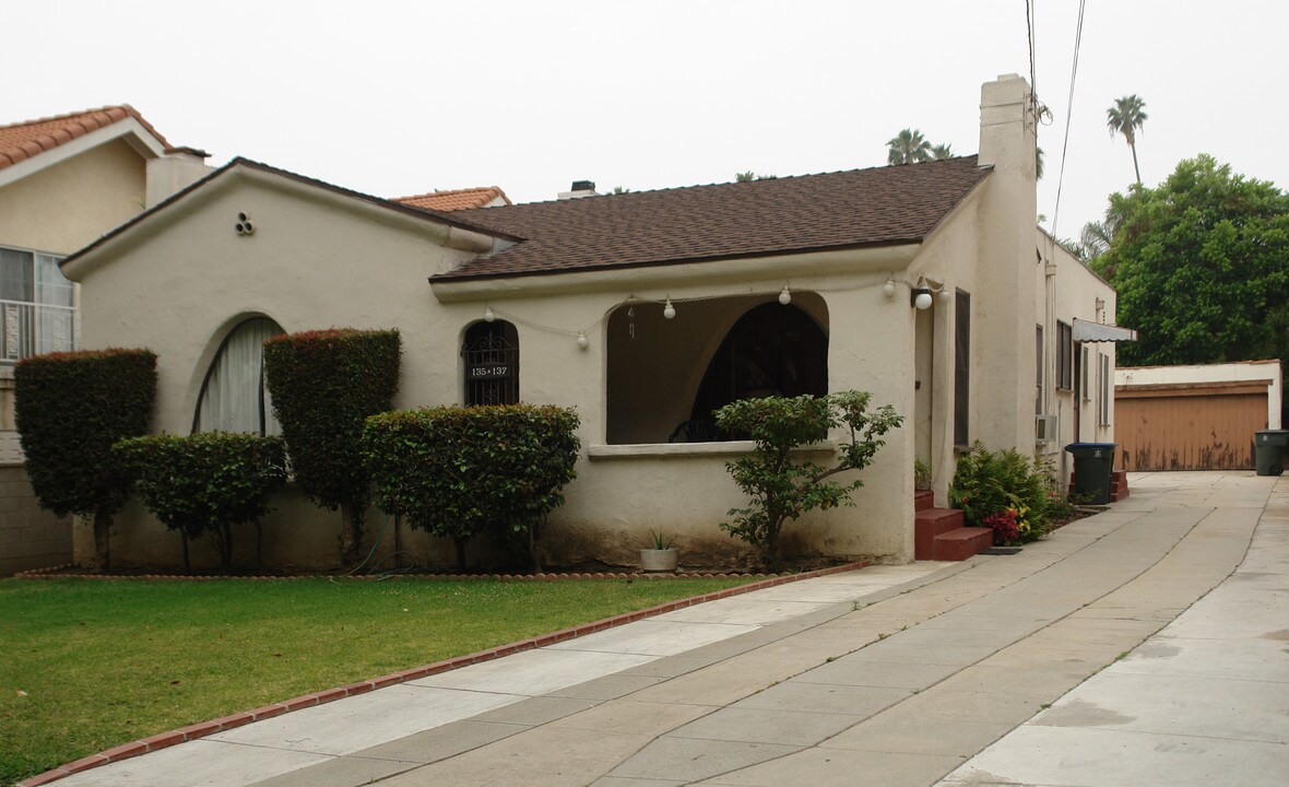 135 Sierra Bonita Ave in Pasadena, CA - Building Photo