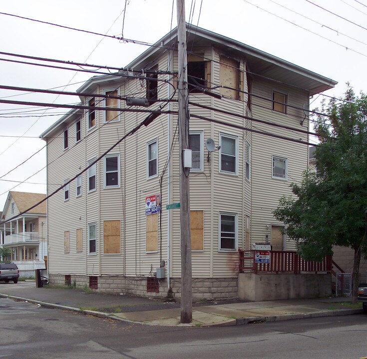 339 Douglas Ave in Providence, RI - Foto de edificio