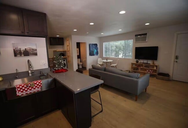 1730 Asbury Dr in Pasadena, CA - Foto de edificio - Building Photo