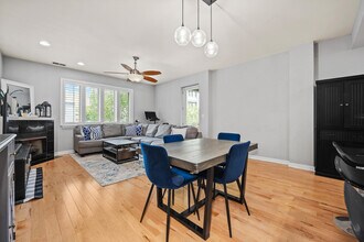 3021 W Armitage Ave, Unit 201 in Chicago, IL - Foto de edificio - Building Photo