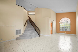 18405 NW 9th Ct in Pembroke Pines, FL - Foto de edificio - Building Photo