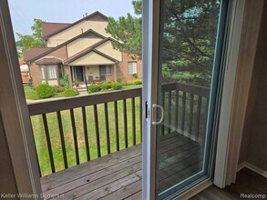 71 Meadow Wood Dr in Rochester Hills, MI - Foto de edificio - Building Photo