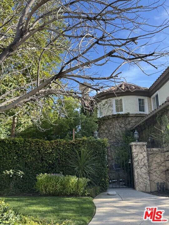 6076 Alexandra Ct in Oak Park, CA - Building Photo