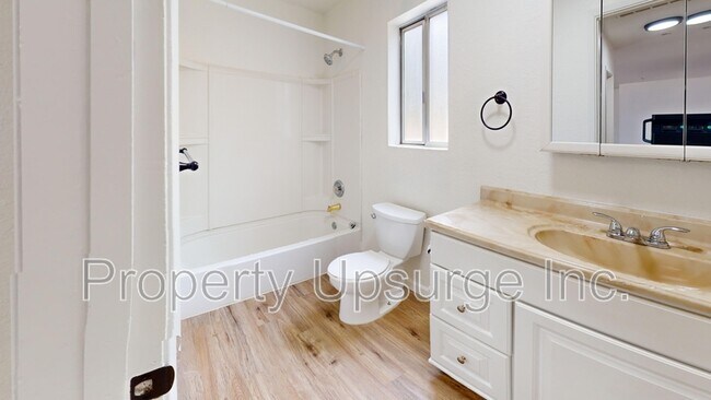 2061 Rosamond Ave in Shasta Lake, CA - Building Photo - Building Photo