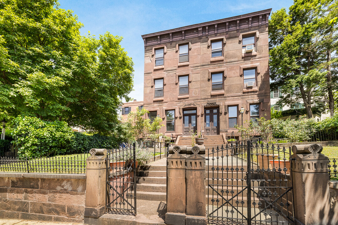 2311 Green St, Unit 2F in Philadelphia, PA - Building Photo