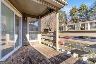 2006 Riverview Dr in Marietta, GA - Foto de edificio - Building Photo