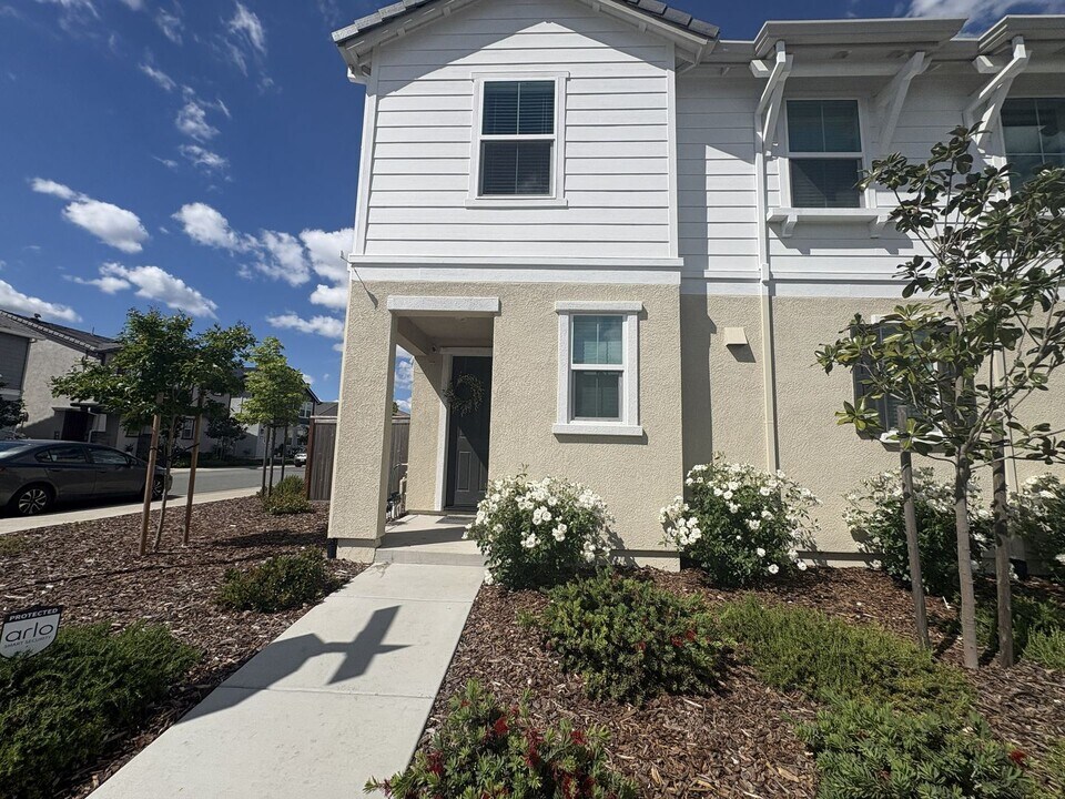 8213 Ocho Wy in Elk Grove, CA - Building Photo