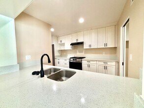 2013 Victoria in Fullerton, CA - Foto de edificio - Building Photo