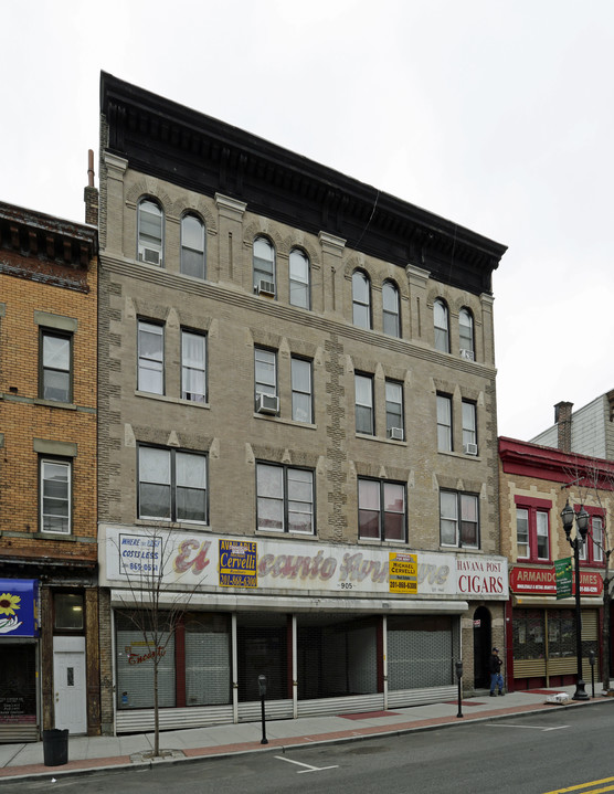 905 Summit Ave in Union City, NJ - Building Photo