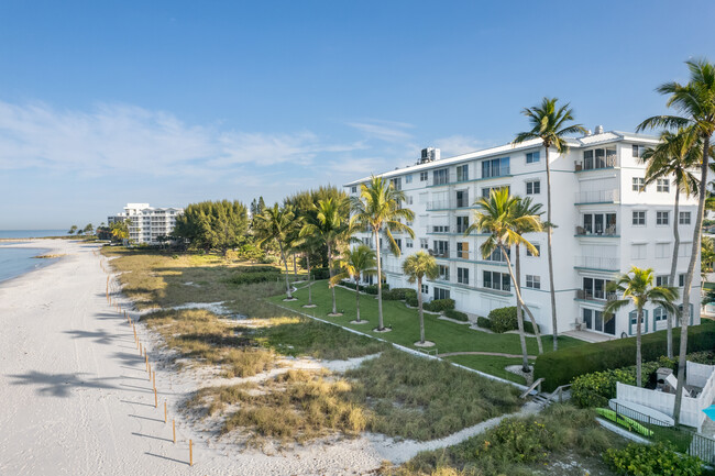 Carriage Club in Naples, FL - Foto de edificio - Building Photo