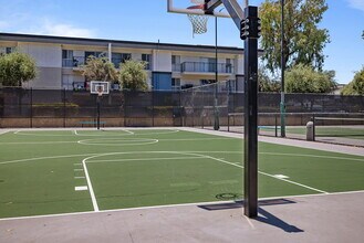 Avondale at Warner Center in Woodland Hills, CA - Foto de edificio - Building Photo