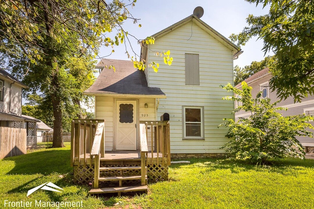 925 Osage St in Manhattan, KS - Foto de edificio