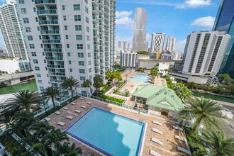 31 SE 5th St in Miami, FL - Foto de edificio - Building Photo