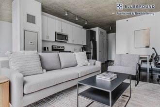 215 W Lake St in Chicago, IL - Building Photo - Building Photo