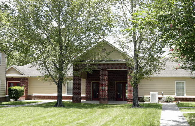 Howell Place in Baton Rouge, LA - Foto de edificio - Building Photo