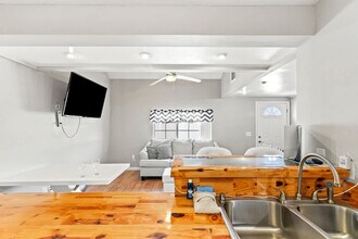 5218 Beach Dr in Panama City, FL - Foto de edificio - Building Photo