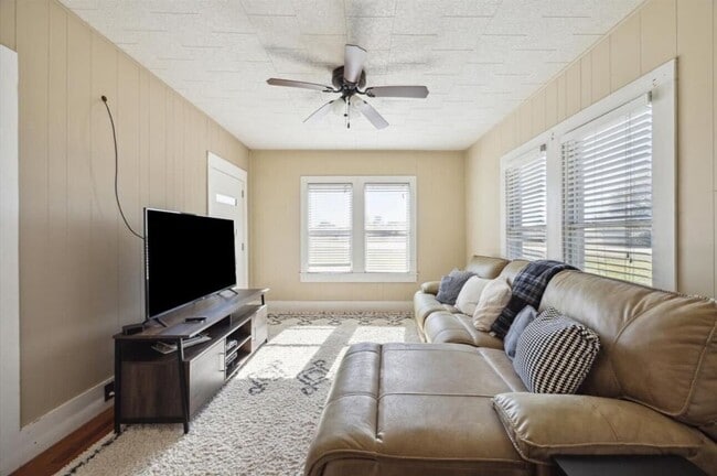 1317 Columbus Rd in Sealy, TX - Building Photo - Building Photo