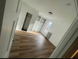 304 S 6th St, Unit Unit 2F in Reading, PA - Building Photo