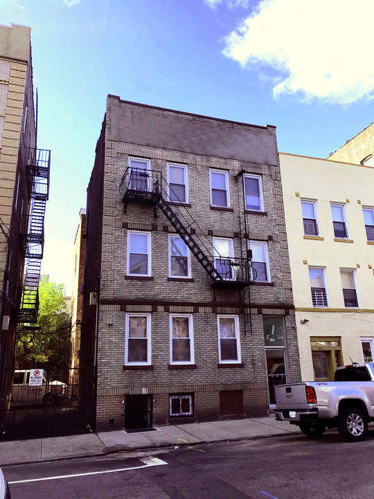 309 56th St in West New York, NJ - Building Photo