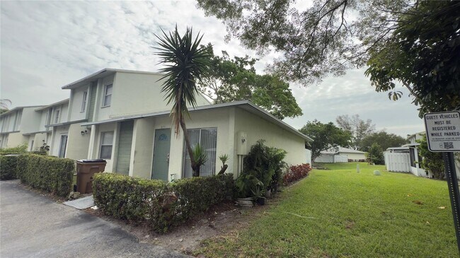 873 Crystal Lake Dr in Pompano Beach, FL - Building Photo - Building Photo
