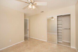 943 N Calle Loro in Palm Springs, CA - Building Photo - Building Photo