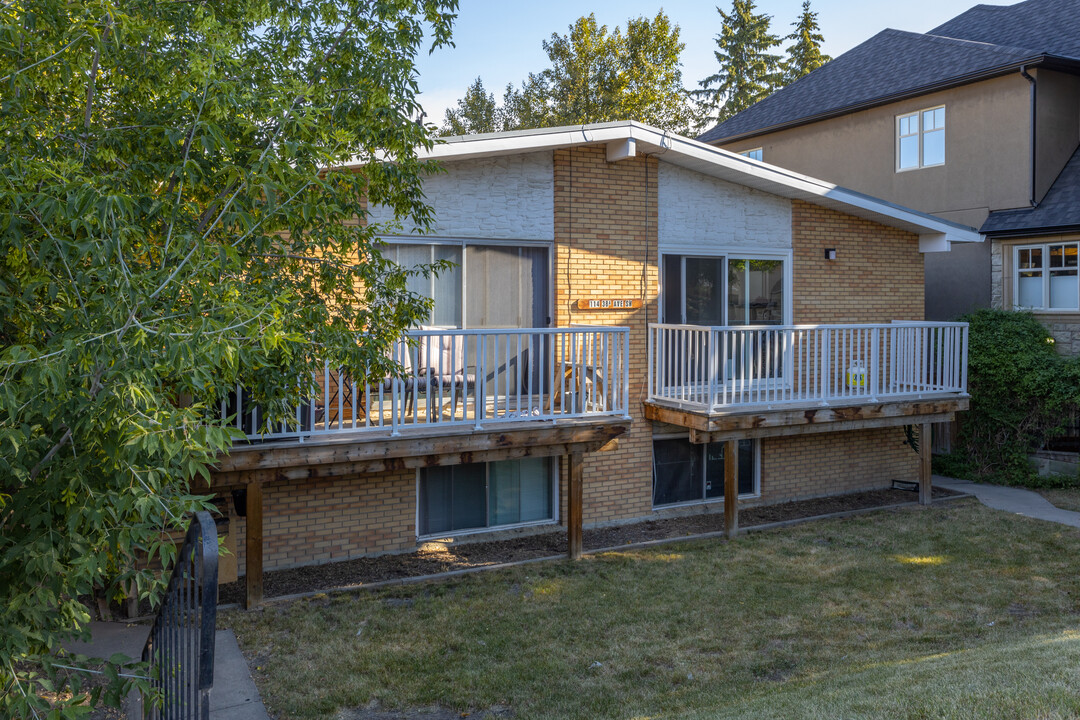 114 38A Av SW in Calgary, AB - Building Photo