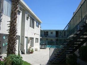 Roscoe Apartments in Panorama City, CA - Foto de edificio - Building Photo