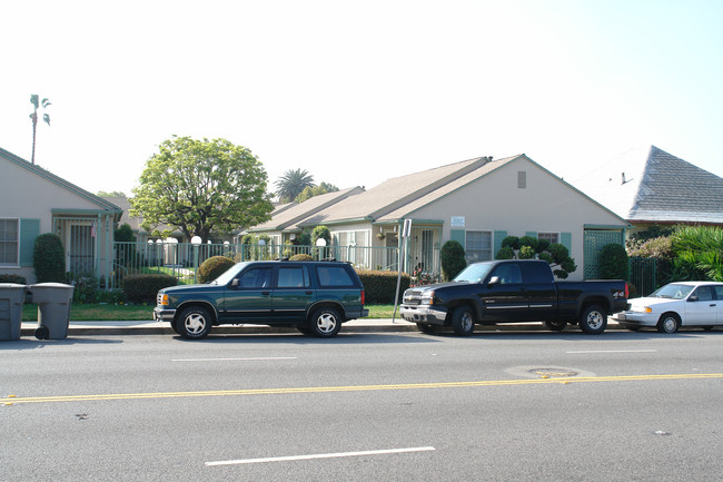 200 W Chevy Chase Dr in Glendale, CA - Foto de edificio - Building Photo