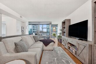 9725 Woods Dr in Skokie, IL - Building Photo - Building Photo