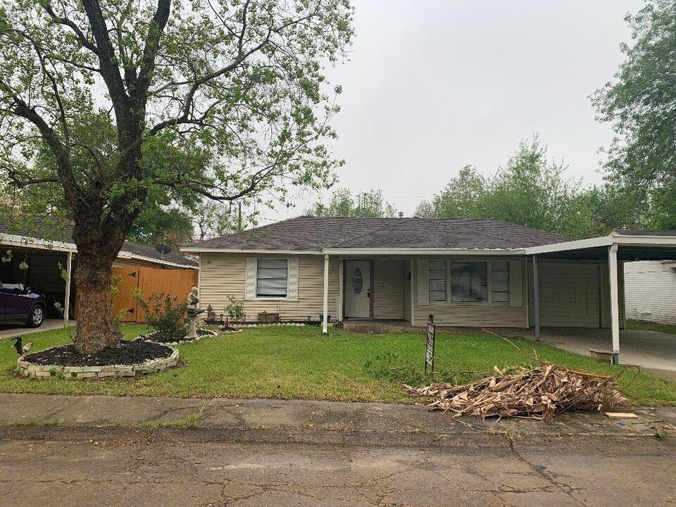 2106 Huntington Dr in Pasadena, TX - Building Photo