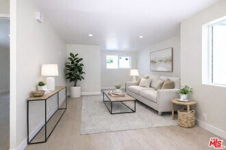 2718 W 70th St in Los Angeles, CA - Building Photo - Building Photo