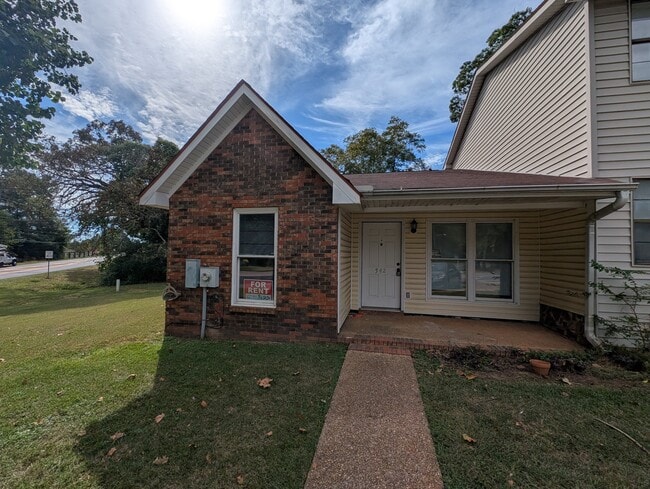 542 S Woodburn Dr