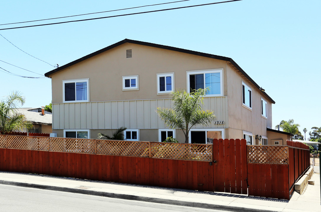 1315 Puls St in Oceanside, CA - Foto de edificio