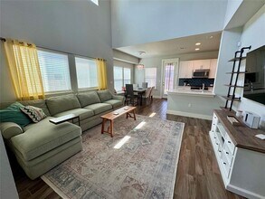 8013 Izetta Ln in Austin, TX - Foto de edificio - Building Photo