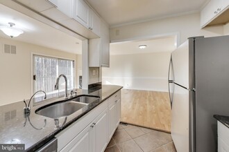 10408 Parthenon Ct, Unit #207 in Bethesda, MD - Foto de edificio - Building Photo